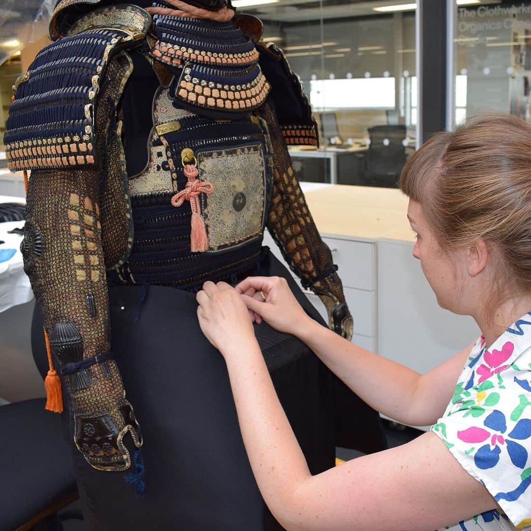 大英博物館さんのインスタグラム写真 - (大英博物館Instagram)「It took our conservators nearly eight months to get this incredible set of armour ready for display!  The beautifully ornate ensemble was made in the 1700s for a samurai lord in western Japan when armour like this was mostly used ceremonially.  During its conservation treatment, the armour was cleaned using special brushes and a museum vacuum cleaner. Textile conservators secured loose fibres and added additional support where needed, and finally created a new mount for the object.  Read more about the process in our blog post – link in bio.  See this remarkable object in Room 92–94.  #BritishMuseum #samurai #armour #conservation #conservator #Japan #London #UK」6月26日 23時16分 - britishmuseum