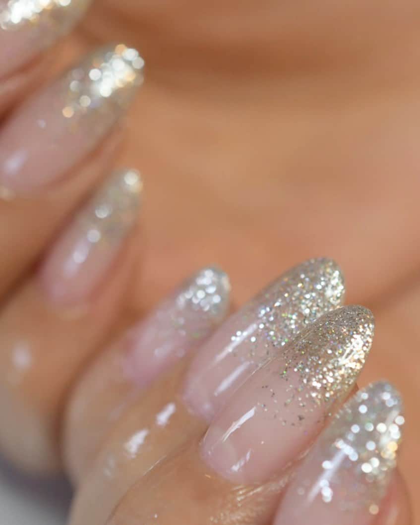 Yuka Maeda ::manicurelistのインスタグラム：「きらりぐらでーしょん✨✨✨ . . 大阪市北区 梅田.中崎町.駅から徒歩7分🚶‍♀️ CADENAS nail eyelash  マツエクアカウント @cadenaseyelash LINE:@ cadenas 🆔検索🙋‍♀️ tel:06-4792-8617. cadenas.nail@gmail.com. . #ネイル #ジェルアート #手元くら部 #梅田ネイル #instanails #大人ネイル #個性派ネイル #クリアネイル #ジェルネイル #nail #네일 #ニュアンスネイル #instanail #nailstagram #春ネイル  #ネイルデザイン #젤네일 #美甲 #osaka  #ジェルデザイン #cadenas #指甲 #spring #Insatnails #fashion #シアーネイル #うる艶ネイル #トレンドネイル  #お洒落ネイル #ラメグラデーション」