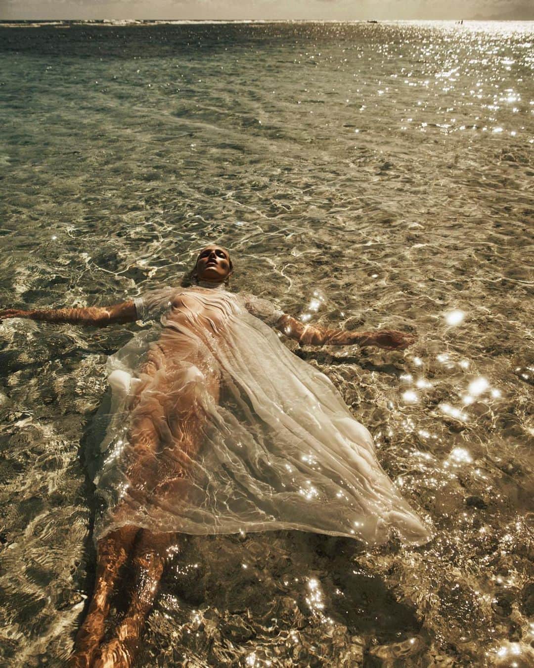 Vogue Parisさんのインスタグラム写真 - (Vogue ParisInstagram)「With temperatures climbing in Paris, we’re dreaming of cooling down in glittering turquoise waters à la Anja Rubik.  @Anja_Rubik shot by @LachlanBailey, styled by @SaglioGeraldine.」6月26日 23時09分 - voguefrance