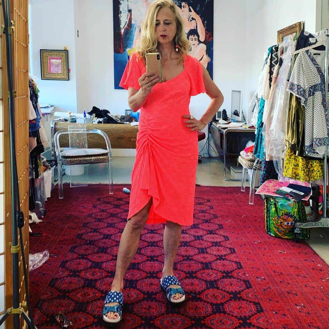 ナネットレポーのインスタグラム：「Get ‘em while they’re hot!! Come snag this neon dress and much more at the sample sale today and tomorrow. We’re open from 9-7 at 225 W 35th! ☀️☀️☀️ See you there! #nycsamplesale」