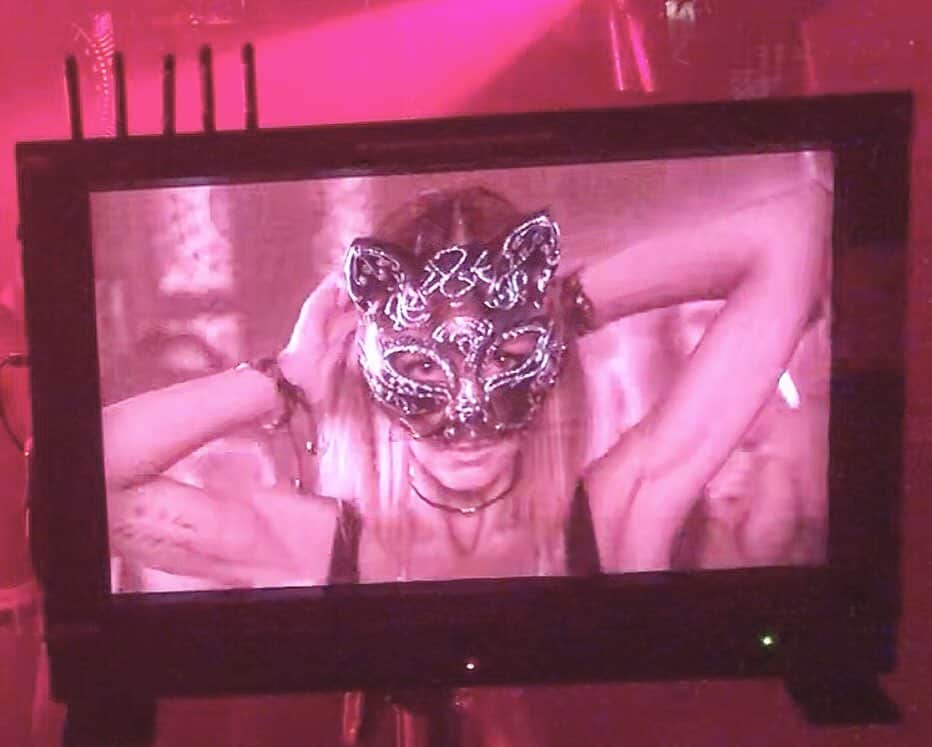 シャーニ・ヴィンソンのインスタグラム：「About Monday night.. 🐯 @calisatellites #musicvideo #straightfire🔥 #newsingle #comingsoon #playback #newmusic #imwiththeband #calisatellites 🎶 🎸」