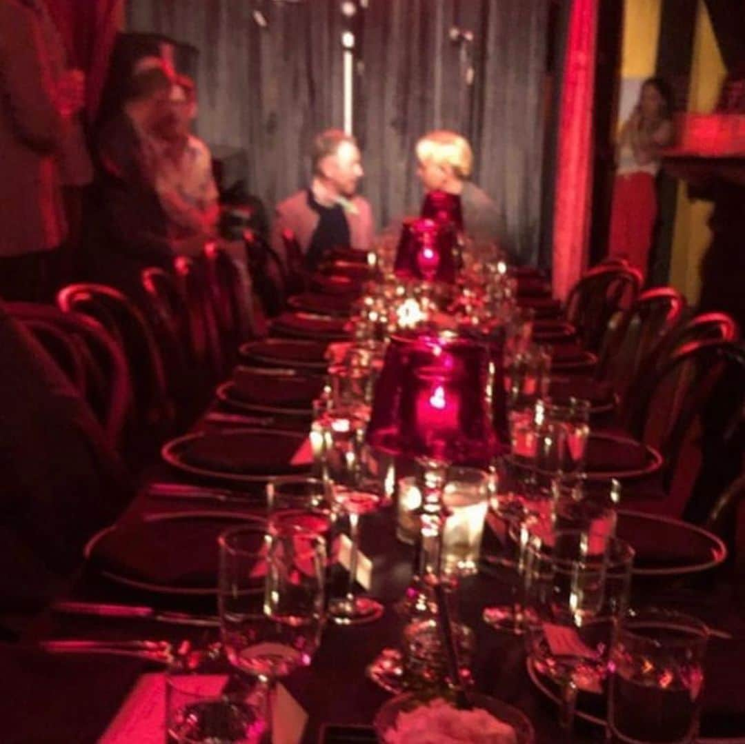 アラン・カミングさんのインスタグラム写真 - (アラン・カミングInstagram)「The other night @clubcumming never looked swankier when @cinemasociety and @sagaftra hosted a dinner to celebrate the 50th anniversary of the Stonewall riots. So many old chums came out to eat, drink and be merry and then listen to some amazing singers when #mondaysintheclubwithlance took over! #stonewall50 #clubcumming #sagaftra #sagaftramembers #community #unions #neverforget #stillalongwaytogo #toomanyhashtags」6月26日 23時17分 - alancummingreally