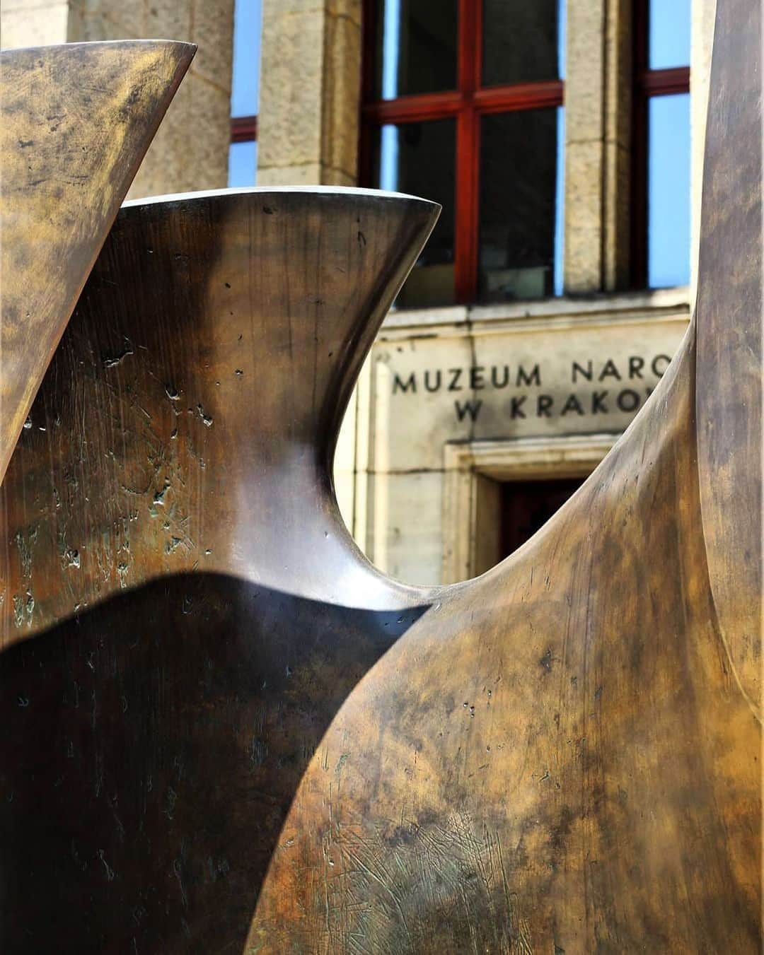 のインスタグラム：「“The Power of Nature: Henry Moore in Poland” closes this Sunday, June 30 at the National Museum in Kraków, Poland.  The exhibition features more than twenty sculptures, showcasing a cross section of Henry Moore’s most iconic themes on a variety of scales—from small works and maquettes to monumental bronzes. The exhibition also explores Moore’s influence on Polish art, especially in the immediate aftermath of his seminal 1959 exhibition in Poland. Find out more via the link in our bio! __________ #Gagosian #HenryMoore #TheNationalMuseuminKrakow @thenationalmuseuminkrakow #Repost @citymoods」