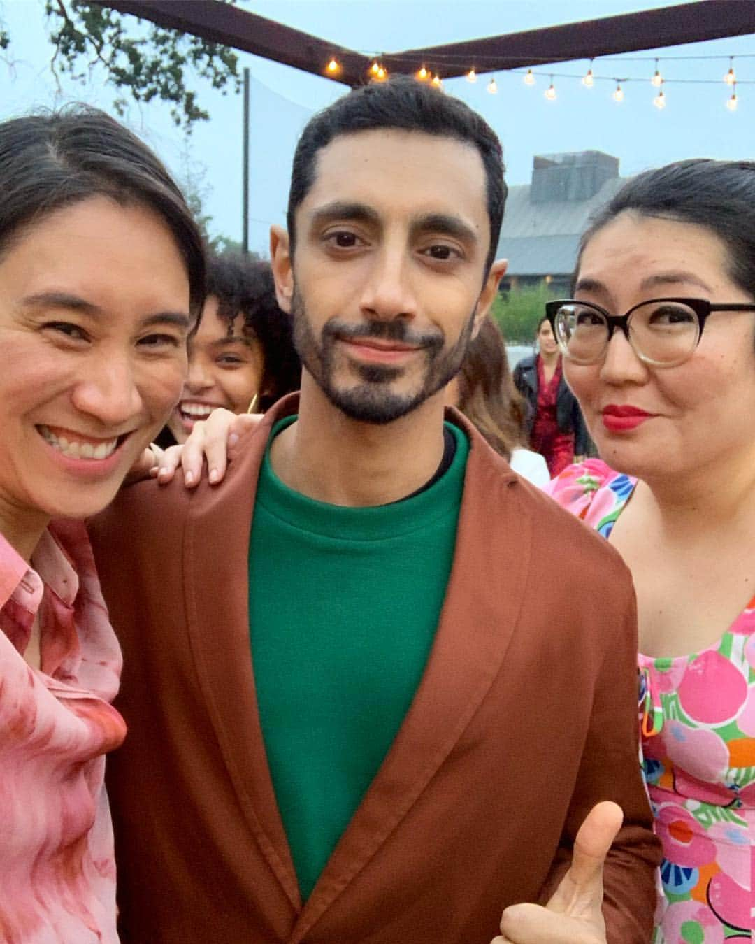 エヴァ・チェンさんのインスタグラム写真 - (エヴァ・チェンInstagram)「@jennyhan and I look like we’ve taken @rizahmed hostage and are forcing him to selfie with us which isn’t not what happened 😂. Also, @yarashahidi photobombing wins」6月26日 23時19分 - evachen212