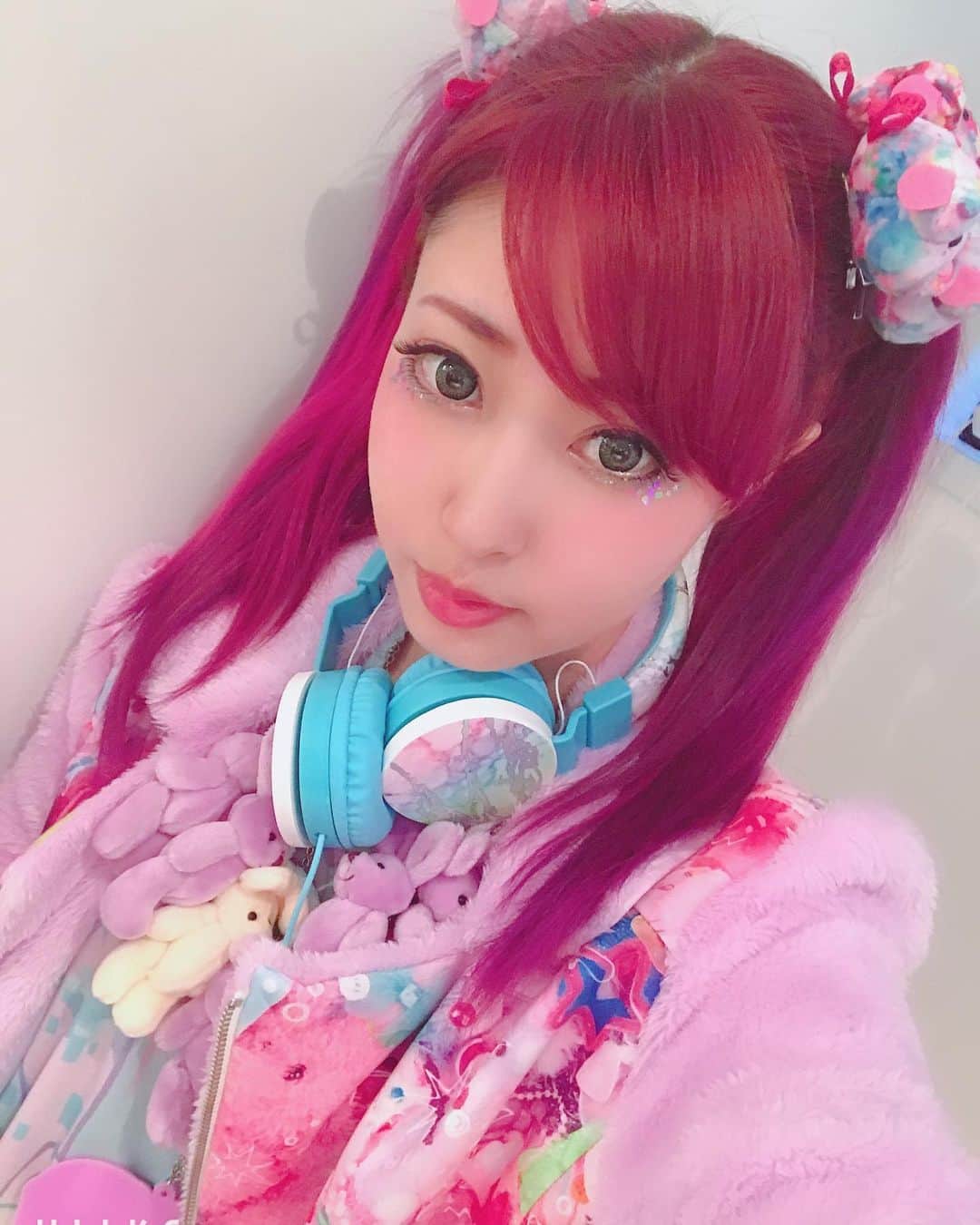 のインスタグラム：「写真集用にまた髪色をチェシャ猫カラーにしてもらいました﻿🐈 ﻿ ﻿ いつも頭皮を気にして﻿ ブリーチ無しでピンク色にしてるけど﻿ ﻿ 思いっきり染めたら﻿ テンション上がったよ💓🐈﻿ ﻿ ﻿ 美容室 下北沢MOSHASU﻿ 担当さん みきすけくん @mksk_417  #pinkhair #harajukufashion #kawaii #harajuku #原宿ファッション #ピンクヘアー #kimurau #木村優 #kera」