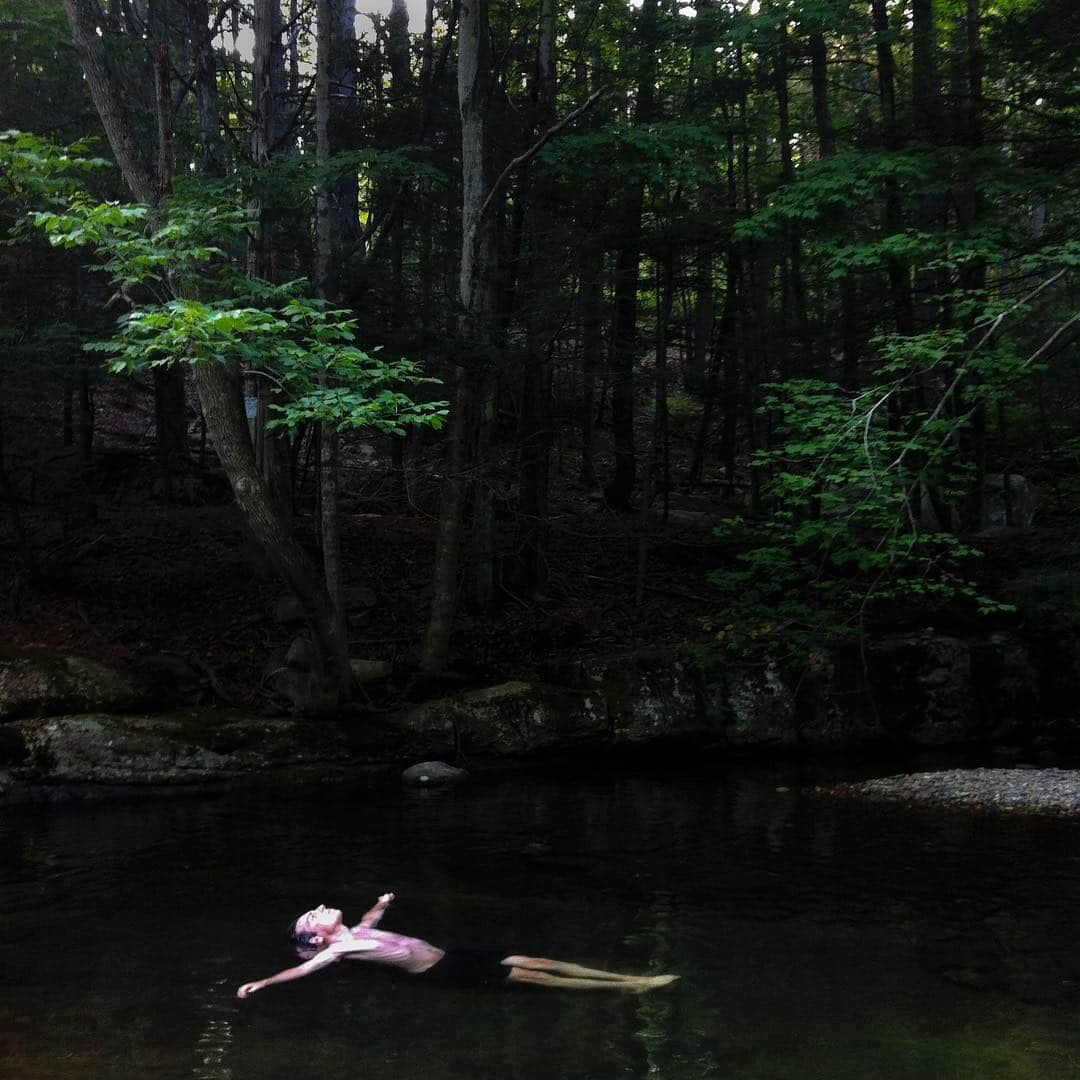 appleさんのインスタグラム写真 - (appleInstagram)「"My work as a visual storyteller is about people and usually brings me to communities and places outside of my own. These images are personal moments from time with my family near our home. The light and tone reflect the peace I feel when I’m in these places with the people I love.” #nature #ShotoniPhone by Amy T. @amytoensing」6月26日 23時21分 - apple