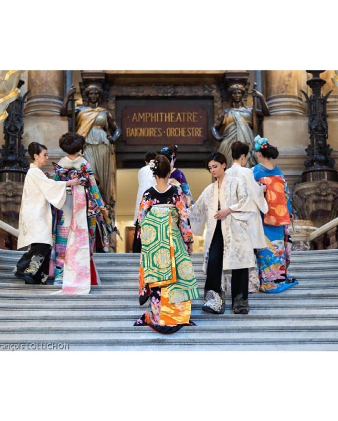 浅井香葉子さんのインスタグラム写真 - (浅井香葉子Instagram)「. 世界初✨パリ・オペラ座での﻿ HAPPY KIMONO PROJECT﻿ . 早朝から 都・村上裕子きもの教室﻿ 着付け師の先生方﻿ アンミカさんのパリコレ学にも出ていらした 上田 美江子先生率いる﻿ヘアメイクチームで﻿ 準備に取り掛かります﻿ . KIMONOでアートを創造する﻿ 世界観のある仕上がりとなりました✨﻿ . ショーでは いつもの自分とは違うヘアやメイクで、 新しい自分が引き出されるから新鮮です✨ . . 会場には﻿ フランス副大使様やパリ商工会議所の方々﻿、 フジTVが取材に訪れ﻿ . . 舞踊﻿ 帯結びパフォーマンス﻿ 着物ランウェイ﻿ 海老原露巌先生の書﻿ 着物ドレスショー﻿ 白無垢の儀﻿ . KIMONOを通じて日本とフランスを繋ぐ﻿素晴らしい公演となりました✨﻿ ✨﻿ . . 準備など沢山の方の支えがあり﻿ 一人一人の思いが込められた﻿ この素晴らしいプロジェクトに携われたこと﻿にとても感謝しています﻿ . 心より有難うございます✨ . #kimono #japanesegirl #kimonostyle #paris #japanart #kimonogirl #happykimonoproject #都村上裕子きもの教室 #撮影会 #ポージング #photoshoot #model #japanesemodel #旅女 #海外撮影 #tabijo #海外旅行 #tabijo_paris #ファッションショー」6月26日 23時24分 - asaikayoko