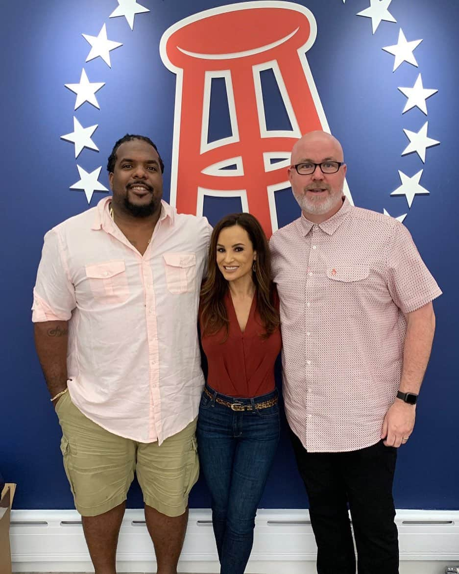 リサ・アンさんのインスタグラム写真 - (リサ・アンInstagram)「I had a great visit @barstoolbreakfast this morning with @largebarstool & @williecolon66 if you missed this show love you can catch it on demand @siriusxm  #barstoolbreakfast🍳」6月26日 23時24分 - thereallisaann