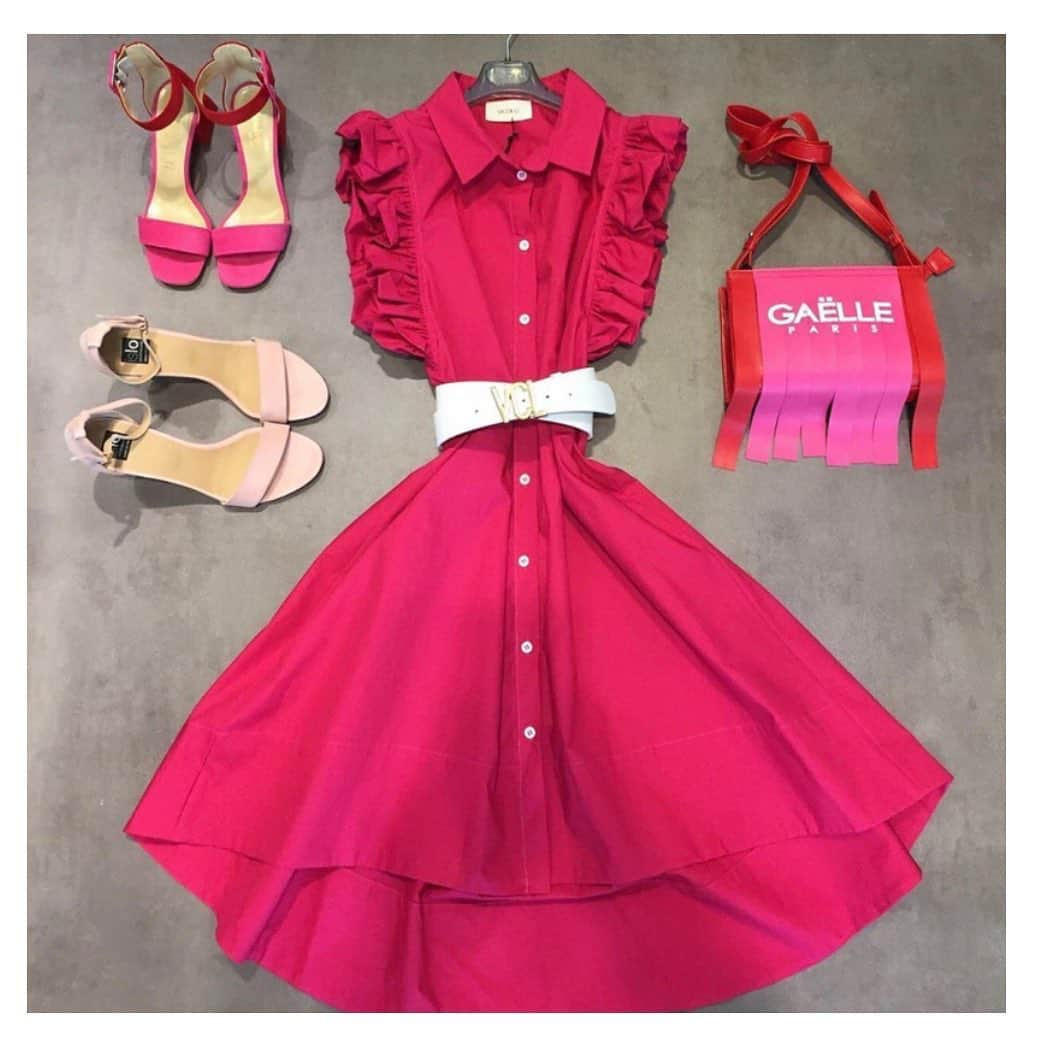 イズロさんのインスタグラム写真 - (イズロInstagram)「#islo #isloisabellalorusso #isloshoes #shoes #sandals #sandali #suede #cipria #fucsia #heels #tacchi #shop #negozio #rivenditore #rivenditoreautorizzato #facciafastile #forli #outfitoftheday #outfit #fashion #style #maibanale #shopping #shoponline #madeinitaly #foma #staytuned」6月26日 23時27分 - islo_isabellalorusso