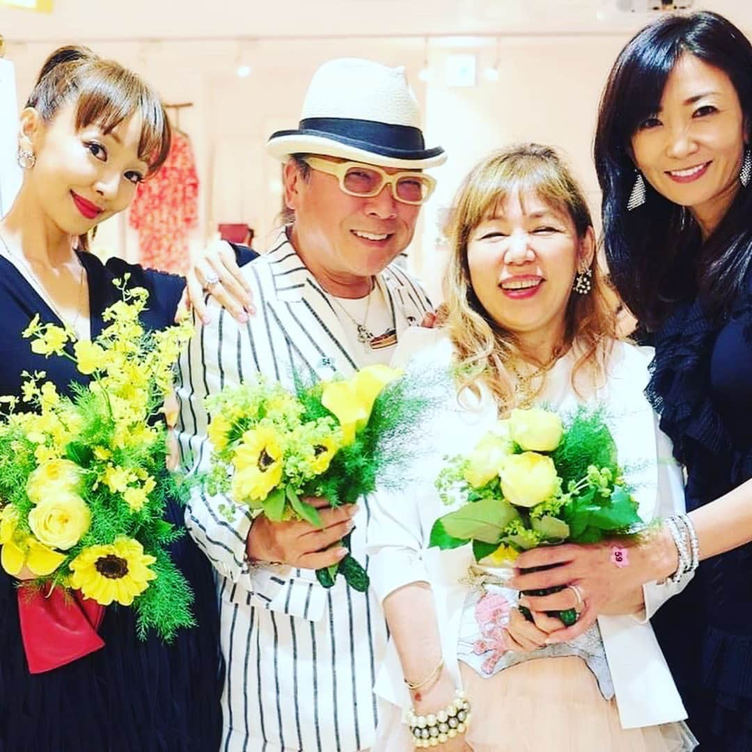 神田うのさんのインスタグラム写真 - (神田うのInstagram)「キラキラ✨大好き🤩エムロマン店舗 @mroman_azabu でのパーティーにて😙 エムロマンの個性溢れる大村社長さん💕いつまでもイケイケでいて下さい😆 史恵ちゃん💕 @fumielove0614 と私はお買い物もしてドンちゃま💕達と楽しいひと時でした😜 @donkonishi1009  @c.m.mika  @elisabettafranchi  #エムロマン#mroman#店舗#お店にて#ファッションショー 有りの#パーティー#party#お買い物 も出来て#一石二鳥 （笑）#麻布十番#中島史恵 ちゃん#エリザベッタフランキ#elisabettafranchi の#ドレス#とても#セクシー でした#ドン小西 先生#神田うの#unokanda」6月26日 23時36分 - unokandaofficial