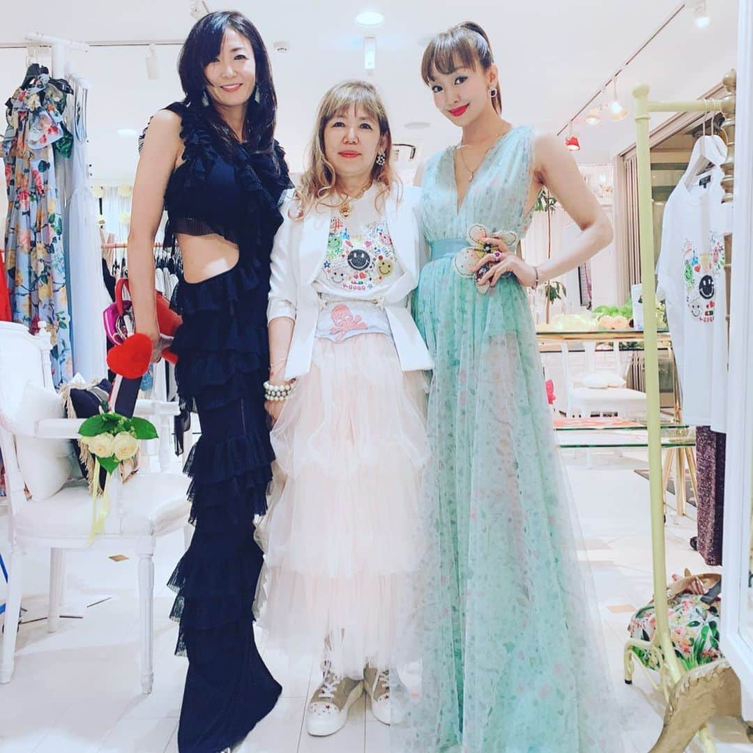 神田うのさんのインスタグラム写真 - (神田うのInstagram)「キラキラ✨大好き🤩エムロマン店舗 @mroman_azabu でのパーティーにて😙 エムロマンの個性溢れる大村社長さん💕いつまでもイケイケでいて下さい😆 史恵ちゃん💕 @fumielove0614 と私はお買い物もしてドンちゃま💕達と楽しいひと時でした😜 @donkonishi1009  @c.m.mika  @elisabettafranchi  #エムロマン#mroman#店舗#お店にて#ファッションショー 有りの#パーティー#party#お買い物 も出来て#一石二鳥 （笑）#麻布十番#中島史恵 ちゃん#エリザベッタフランキ#elisabettafranchi の#ドレス#とても#セクシー でした#ドン小西 先生#神田うの#unokanda」6月26日 23時36分 - unokandaofficial