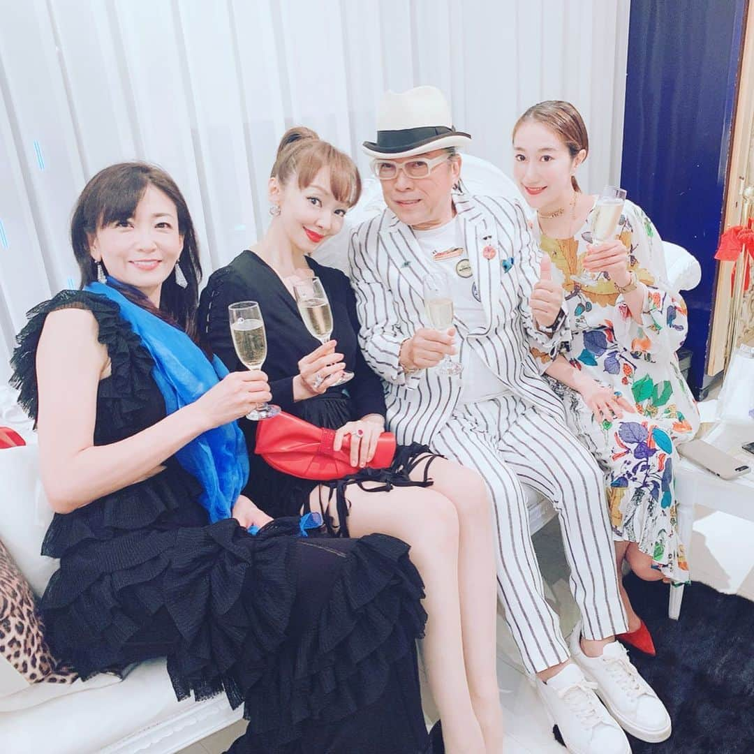 神田うのさんのインスタグラム写真 - (神田うのInstagram)「キラキラ✨大好き🤩エムロマン店舗 @mroman_azabu でのパーティーにて😙 エムロマンの個性溢れる大村社長さん💕いつまでもイケイケでいて下さい😆 史恵ちゃん💕 @fumielove0614 と私はお買い物もしてドンちゃま💕達と楽しいひと時でした😜 @donkonishi1009  @c.m.mika  @elisabettafranchi  #エムロマン#mroman#店舗#お店にて#ファッションショー 有りの#パーティー#party#お買い物 も出来て#一石二鳥 （笑）#麻布十番#中島史恵 ちゃん#エリザベッタフランキ#elisabettafranchi の#ドレス#とても#セクシー でした#ドン小西 先生#神田うの#unokanda」6月26日 23時36分 - unokandaofficial