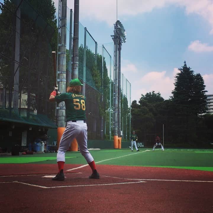 のインスタグラム：「今日の #草野球 ⚾️ タイミング合わずだったけどうまく拾えて左超え2ベース🏃‍♂️ 2つ目、3つ目の動画は前回対戦した相手が健大高崎と関東一高 元投手 で激ヤバでした。  特に3回目の動画！外からの高速スライダー見たことのないキレ。。。 #野球 #野球中年 #baseball #ベースボール」