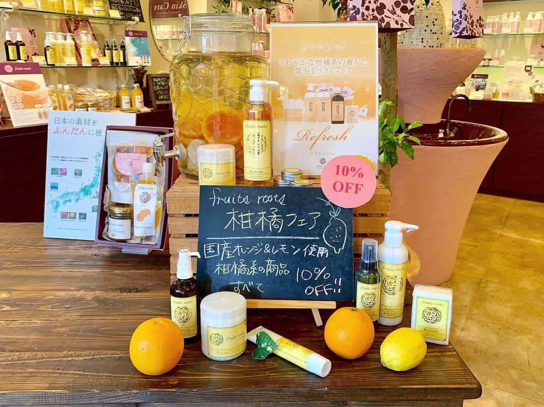 こままりえさんのインスタグラム写真 - (こままりえInstagram)「✴︎ fruits roots🍊🍋💫 . 出産後初めての #エステサロン へ☺️ 最近疲れが溜まりにたまってたから #リフレッシュタイム を確保✨✨ . #エステティックグランプリ の受賞歴もある オーガニックエステサロンの @fruitsroots へいってきました✨ オーガニックボディリラクシングで しっかり癒された〜😍😍🍊 . いま #柑橘フェア をやっていて フットバスにはスライスレモンが🍋 背中は #シュガースクラブ でケア🍊 肩や首、腰がすっきりしました👍 . 抱っこ抱っこの毎日で カラダにダメージきてたから マッサージに癒されてしばしの幸せ時間🥰 フルーツパワーをもらえるので #フルーツ好き さんはぜひオススメです🍊 . おうちでも癒やされたいと思います✨ . #フルーツルーツ #fruitsroots #フルーツエステ #オーガニックエステ #オーガニックサロン #オーガニックコスメ #国産オーガニックコスメ #学芸大学 #学大 #ボディメンテナス #ダイエット #リラクゼーション #エステ #フットバス #癒し #柑橘 #柑橘系 #出産後 #産後初 #二児ママ #ママ美容」6月26日 23時40分 - komamarie