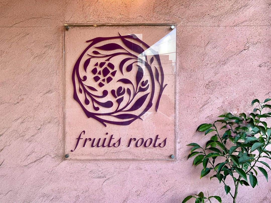 こままりえさんのインスタグラム写真 - (こままりえInstagram)「✴︎ fruits roots🍊🍋💫 . 出産後初めての #エステサロン へ☺️ 最近疲れが溜まりにたまってたから #リフレッシュタイム を確保✨✨ . #エステティックグランプリ の受賞歴もある オーガニックエステサロンの @fruitsroots へいってきました✨ オーガニックボディリラクシングで しっかり癒された〜😍😍🍊 . いま #柑橘フェア をやっていて フットバスにはスライスレモンが🍋 背中は #シュガースクラブ でケア🍊 肩や首、腰がすっきりしました👍 . 抱っこ抱っこの毎日で カラダにダメージきてたから マッサージに癒されてしばしの幸せ時間🥰 フルーツパワーをもらえるので #フルーツ好き さんはぜひオススメです🍊 . おうちでも癒やされたいと思います✨ . #フルーツルーツ #fruitsroots #フルーツエステ #オーガニックエステ #オーガニックサロン #オーガニックコスメ #国産オーガニックコスメ #学芸大学 #学大 #ボディメンテナス #ダイエット #リラクゼーション #エステ #フットバス #癒し #柑橘 #柑橘系 #出産後 #産後初 #二児ママ #ママ美容」6月26日 23時40分 - komamarie