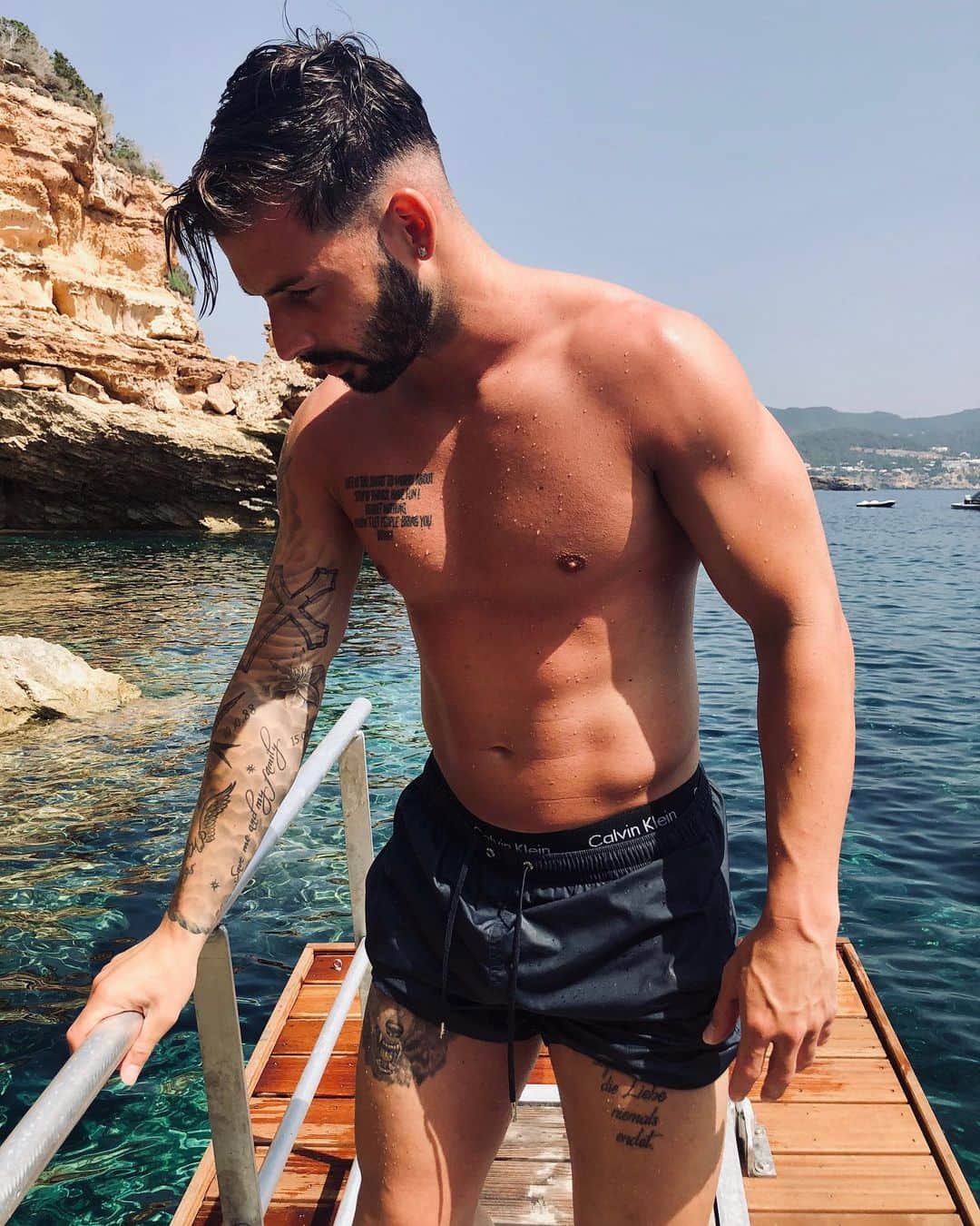 のインスタグラム：「Time for 🏊🏻‍♂️ #sea #ibiza #sun #genugfürheute #shht #♥」