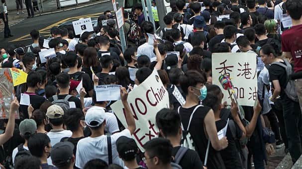Kazukiさんのインスタグラム写真 - (KazukiInstagram)「. 香港デモ. 国の人口の3/1が参加して自国の現状を諸外国に訴える. . 国をも変えようとする力を目の前で見てきました. . 参加しているのは20代が中心. . 集団で訴え ソーシャルで繋がり 議論を共有する . 主張をし、行動し、皆んなで自国を考える. 日本は出来てるのかな. 俺は出来ているのか. 行動をしないと結果なんて初めから無い. . . . . #protest#hongkongprotest#香港#香港デモ」6月26日 23時46分 - kazukihamano