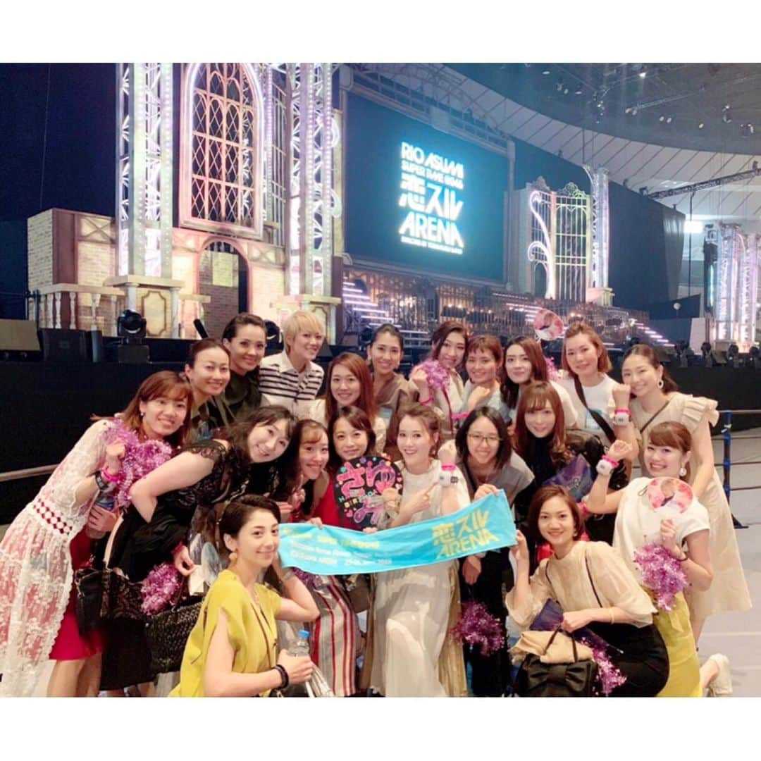 香音有希さんのインスタグラム写真 - (香音有希Instagram)「#恋スルARENA #明日海りお 総勢21人で同期総見させて頂きました✨✨ 縦横無尽にアリーナを駆け回るさゆみが立派で立派で..凄いパワーで(´°̥̥̥̥̥̥̥̥ω°̥̥̥̥̥̥̥̥｀) めちゃくちゃカッコよくて可愛いくて、ほっこりもした☺️ こんなにも素晴らしい時間を私達にくれて本当にありがとう✨✨✨ さゆちゃんお誕生日おめでとう~🥳✨ . . #肩幅雪組でも測るの流行った時期があります #私が知る最長は44センチ #170センチwwwww🤣 #組ごとで写真撮ったら2ショットだったねまいちゃん笑笑#桜寿ひらり」6月26日 23時47分 - kaonyuki_yukako