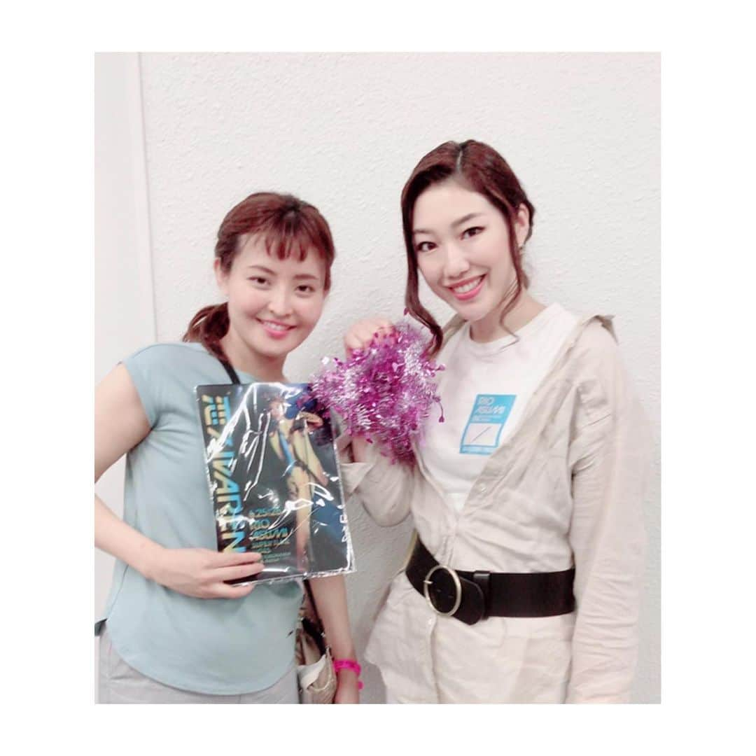 香音有希さんのインスタグラム写真 - (香音有希Instagram)「#恋スルARENA #明日海りお 総勢21人で同期総見させて頂きました✨✨ 縦横無尽にアリーナを駆け回るさゆみが立派で立派で..凄いパワーで(´°̥̥̥̥̥̥̥̥ω°̥̥̥̥̥̥̥̥｀) めちゃくちゃカッコよくて可愛いくて、ほっこりもした☺️ こんなにも素晴らしい時間を私達にくれて本当にありがとう✨✨✨ さゆちゃんお誕生日おめでとう~🥳✨ . . #肩幅雪組でも測るの流行った時期があります #私が知る最長は44センチ #170センチwwwww🤣 #組ごとで写真撮ったら2ショットだったねまいちゃん笑笑#桜寿ひらり」6月26日 23時47分 - kaonyuki_yukako