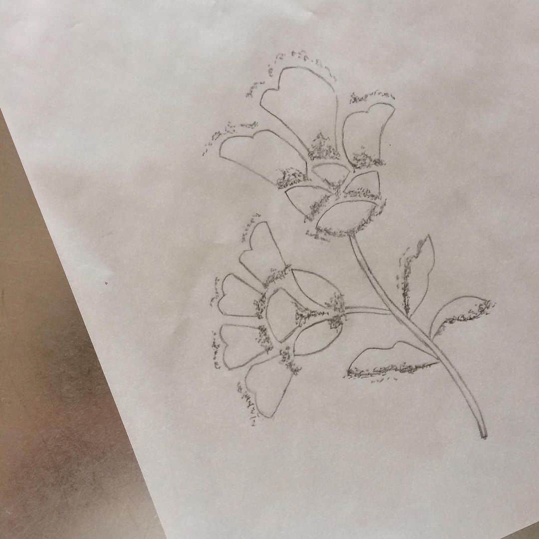 OLIKA vintage brollopのインスタグラム：「- sketching -  冬の展示会に向けて  ジャカードの図案描きました  少し起毛した  温かみのある素材感に仕上がる  予定です  #OLIKA #ambidex #19aw #sketching #flower #キカ花柄」