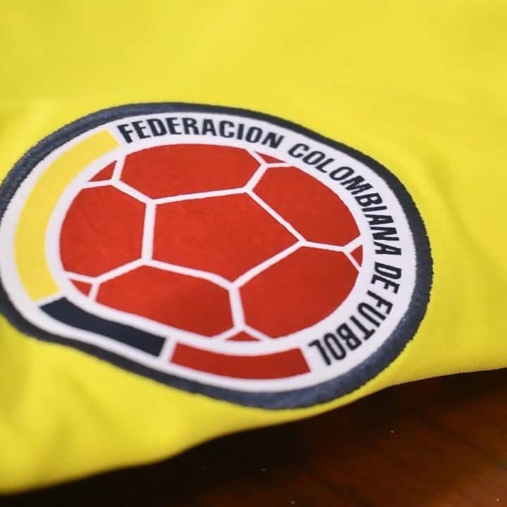 サッカー コロンビア代表チームのインスタグラム：「Nada sería posible sin la ayuda de ellos. Un trabajo silencioso que nos permite mantener el compromiso con Colombia y la lealtad con el equipo. 👊🏼🇨🇴⚽ #ElEquipoDeLaGente #VamosColombia」