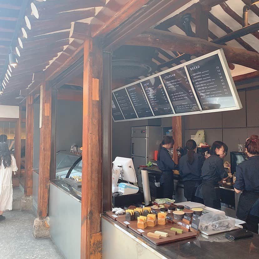 早見紗英さんのインスタグラム写真 - (早見紗英Instagram)「. . 韓国で楽しみにしてたカフェ🍰☕️ あんバターのバターの量が凄まじい。 流石にカロリー気にして半分こにしました。笑笑 美味しかったよ〜😊 お店の雰囲気も可愛かった💗 . . #korea #cafe #seoul #seoulcoffee #韓国 #韓国旅行 #韓国カフェ #鐘路 #鐘路3街 #鐘路カフェ」6月26日 23時48分 - hayami_sae0518