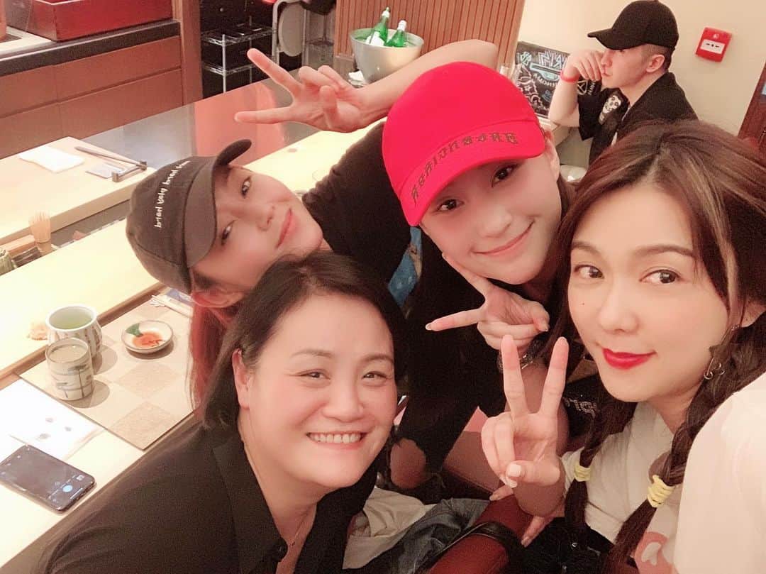フィオナ・シットさんのインスタグラム写真 - (フィオナ・シットInstagram)「my favourite place with awesome girls ! Nancy 說我捏她，捏得她很開心很快樂。 @thetbredtrader @laurinda_ho @michellewsn」6月26日 23時48分 - physit