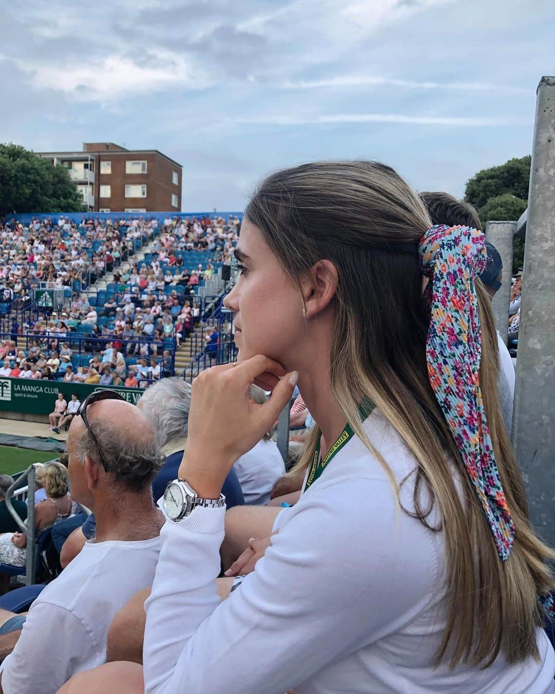 ベレン・モゾさんのインスタグラム写真 - (ベレン・モゾInstagram)「Feeling the awkwardness of being the only one clapping last night for Rob. We were playing against Andy Murray on his home soil. Hats 🎩 off to him and all the Englishmen. Calass act athlete and crowds. ✨Wearing @omega #seamasteraquaterra  #eastbourne #naturevalleyclassic #andymurray #tennis」6月27日 0時00分 - belenmozo