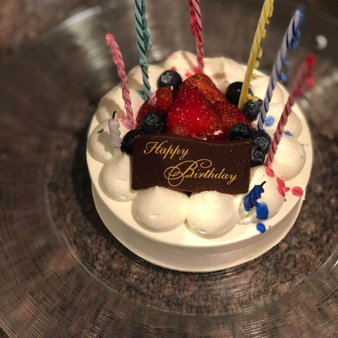 加賀谷秀明のインスタグラム：「誕生日でした！ 相方の横井ちゃんにこれでもかというくらい祝ってもらいました！ 鬼がかってました！ めちゃくちゃ楽しかったし嬉しかったです！ 色々な方からのお祝いメッセージもいただき本当にありがとうございます！！ 僕はまた頑張れそうです！！ 皆さまに！生かされています！ 20代ラストイヤー頑張ります！！！」