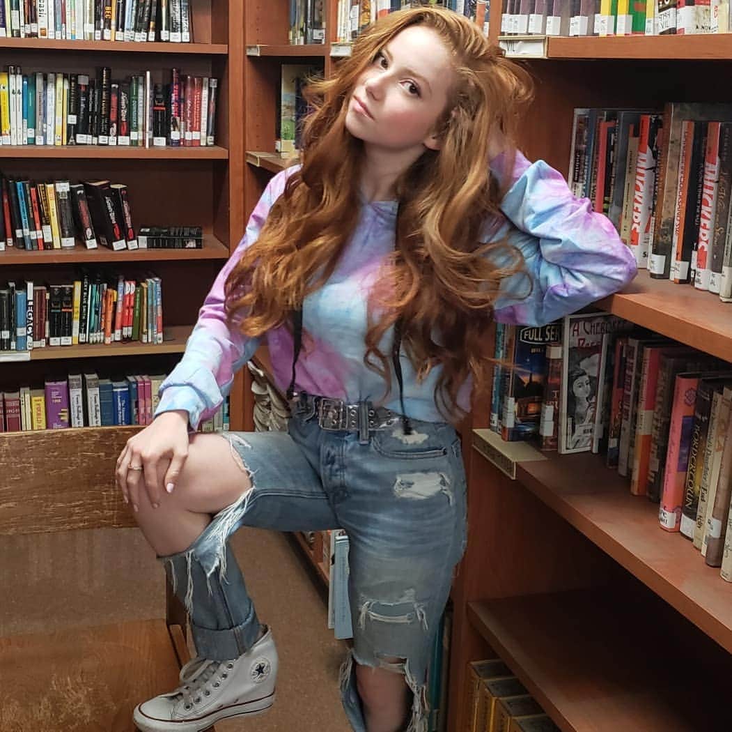 フランチェスカ・カパルディのインスタグラム：「Tell me a good book to read! 💙📚 . . . #summer #summerreading #books #bookstagram #library #history #read #love #jmbn #beyou #dreambig #believe #bekind #escape #crownlake #tiedye」