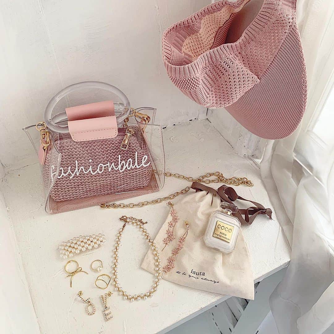 のインスタグラム：「💞PINK⠀ ⠀ なんだかんだでやっぱりピンクが好き𓍯 最近アクセとかAirPodsを巾着に仕分けて カバン入れるスタイルにしてる𓅺⠀ ⠀ #ピンク#アクセ#パールアクセ#パールピン#チョーカー#パールチョーカー#핑크#핑크핑 #소통#소통해요」