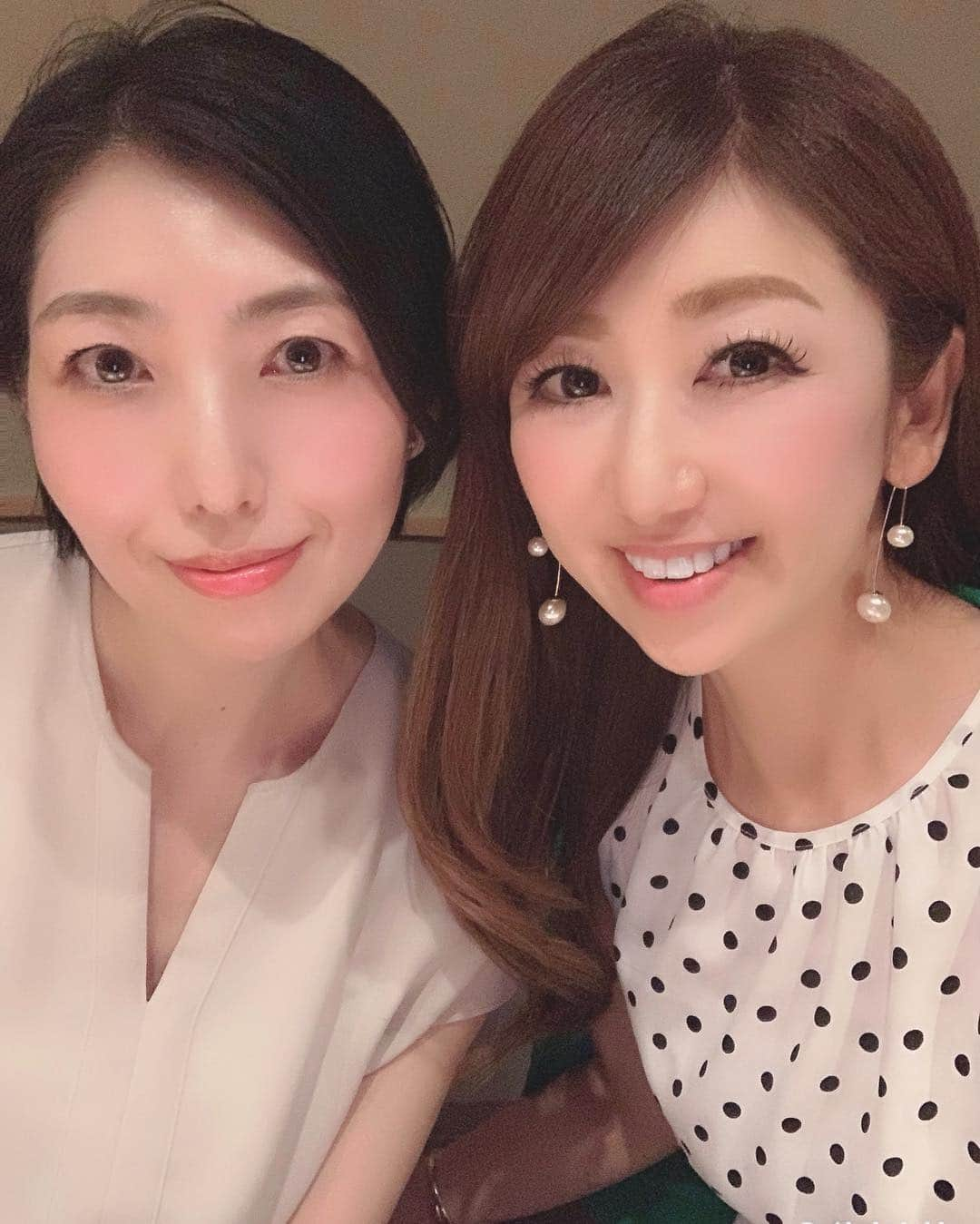 和泉佳子さんのインスタグラム写真 - (和泉佳子Instagram)「今夜は、仲良しのシスレー PRの @kaorugunji と、行きつけの南青山 七鳥目へ🎵 . 郡ちゃんとは、シスレーのトークショーをやらせていただいたり、お仕事でご一緒することもあるけど、でも、プライベートなお付き合いの方が多くて、穏やかで、優しい郡ちゃんに会えると、なんだかとってもホッとします😌💕 . ところで、お気に入りの七鳥目、今まで何度も通っているのに、いつもコースの終盤でお腹いぱいになってしまって、〆の親子丼まで辿り着けたためしがない私・・・😆（笑） . 今夜は、なんとか七鳥目の親子丼を食べたいと思い、途中２品ほどコースのお料理を事前にパスさせていただき、なんとか念願の親子丼に辿り着きました✨(写真３枚目) . 卵の味が濃厚で、トロトロの半熟具合が絶妙な親子丼、とっても美味しかったぁ♥️ . そんな七鳥目を後にして、話し足りない私達は、広尾のカフェでさらに女子トーク☕️（笑）(写真４枚目) . 郡ちゃん、今夜はありがとう😊💕 . . #和泉佳子 #25ans #ヴァンサンカン #エレブロガー #七鳥目 #シスレー #sisley」6月27日 0時02分 - yoshiko_izumi