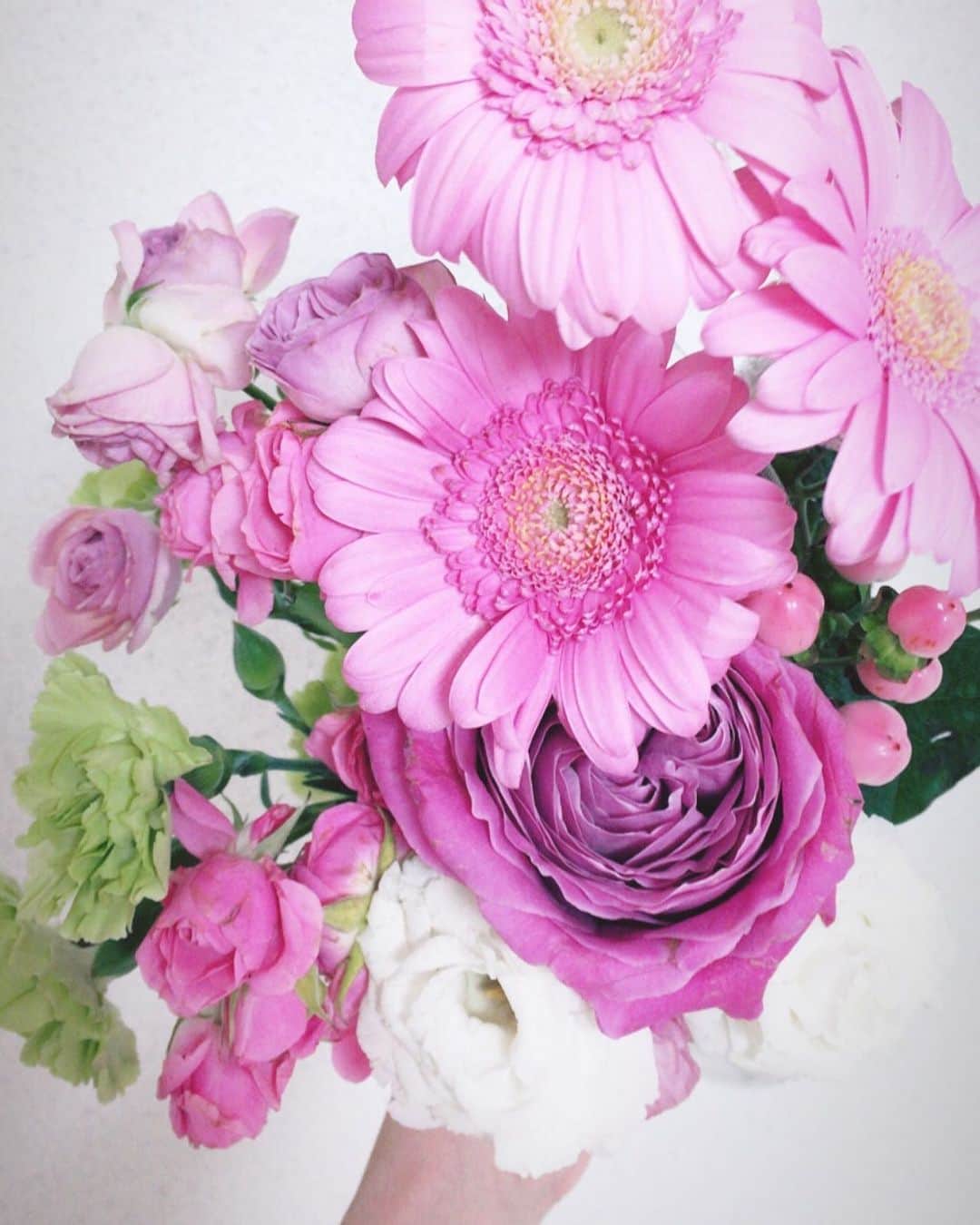 上妻未来さんのインスタグラム写真 - (上妻未来Instagram)「みなさん今日もおつかれさまでした😚 どんな一日だったかな？ ・ 私は、ステキなお花を頂いたのでさっそくお部屋に飾ったよ💐お部屋の雰囲気が明るくなっていい感じ🤗 ・ ・ #💐 #お花好き」6月27日 0時06分 - kozuma.m