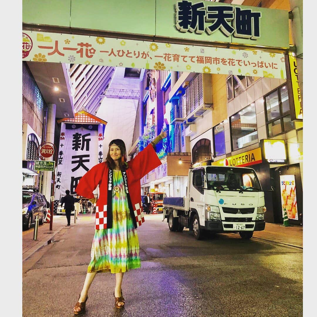 アンジェラ佐藤さんのインスタグラム写真 - (アンジェラ佐藤Instagram)「天下糖一プロジェクトで福岡なう！  撮影が一段落したので、天神散策なう！(。-∀-)ﾆﾔﾘ  #アンジェラ砂糖 #アンジェラ佐藤 #天下糖一プロジェクト #砂糖 #福岡 #天神 #博多ラーメンが食べたくて放浪してたら親切な方にとあるラーメン店を教えて貰ったのだけど残念ながら定休日だった #そしたら #博多らーめんshinshin 発見 #あっさりした豚骨まいうー #んでもって２軒目は #長浜屋台やまちゃん  #まろやかなお味でこちらもややあっさり系かな #んまーべらす #ヒンナヒンナ  #明日も撮影がんばる #福岡の皆様私を見かけたら気軽にお声かけてくださいませり(´∀｀*)」6月27日 0時08分 - angela_satou