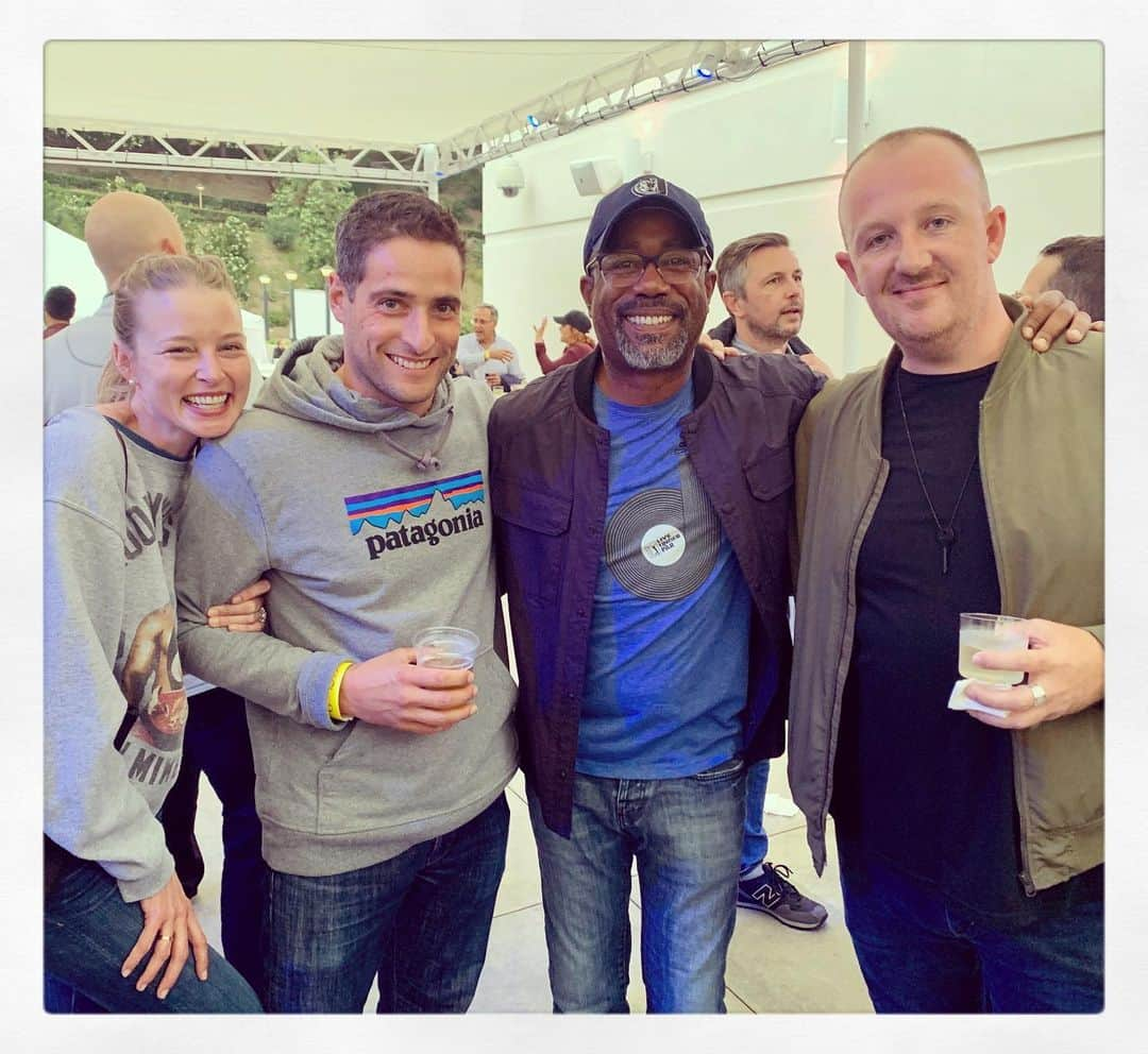 レイチェル・ニコルズさんのインスタグラム写真 - (レイチェル・ニコルズInstagram)「Do you think I was excited enough to meet @dariusrucker last night and watch @hootieofficial play a stellar show with @barenakedladiesmusic - I’m pretty sure I broke my face smiling! It was a fantastic show. Thank you @_the.chris.smith_ for making last night so special!」6月27日 0時17分 - ticklenichols