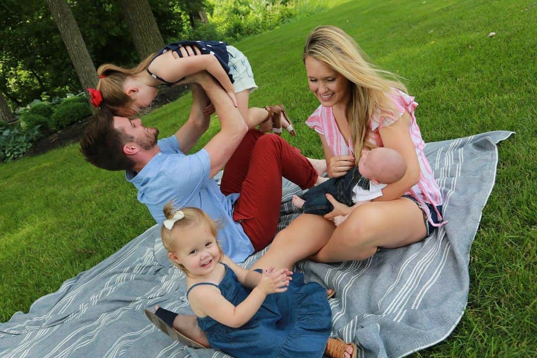 デービッド・ボウディアのインスタグラム：「Belonging looks different to everyone, but for me it looks like this 💙 Family is my everything! What does belonging look like to you? Celebrating @oldnavy ‘s 25th birthday in style and sharing what #belonginglookslike . #ad」