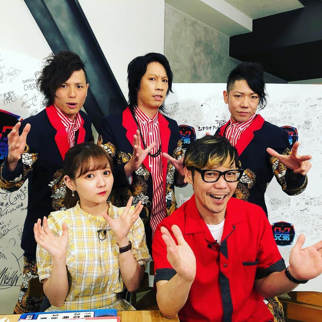 日高央さんのインスタグラム写真 - (日高央Instagram)「ニコ生『ロック兄弟』リボーンSP大団円ありがとでした脱線しまくりだったけど😅楽しかったね🎶7月からMXテレビへ引越して『69号室の住人』としてリニューアルおめでと〜🎊地上波だとマニアックさやアグレッシブさが減るかもだけど最後記念にパチリしたスタッフ皆なら引き続きアグレッシブかつマニアックにいきそうなんで乞うご期待😉✨💨 #ロック兄弟 #お疲れ様 #Lets #Stay #RockBros #Forever #and #StayPunkForever #with #69号室の住人 #Sugaless #HERE #NicoTouchesTheWalls #Civilian #あゆみくりかまき #TheStarbems」6月27日 0時14分 - hidakatoru