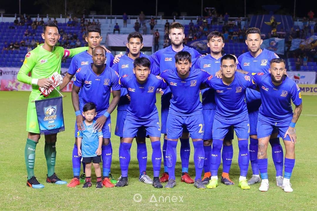 ヴィンセント・ケインのインスタグラム：「End of an Era. Thank you @airforceutd for all the memories. Special thank you to all the fans, players and club members 🙏❤️ Games: 61 ⚽️ 30 👟10 #airforceunited #vincent #kv11 #kv10 #thankyou」