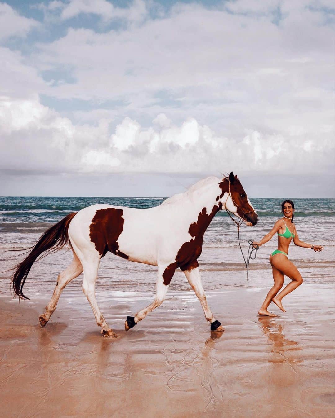 Camila Coelhoさんのインスタグラム写真 - (Camila CoelhoInstagram)「Making friends at the beach 🌊🐴 (what’s your favorite animal)? Photo @matt_coop ———- Fazendo amizades  na praia! (Qual seu animal favorito)? #animals #horses #beach」6月27日 0時15分 - camilacoelho