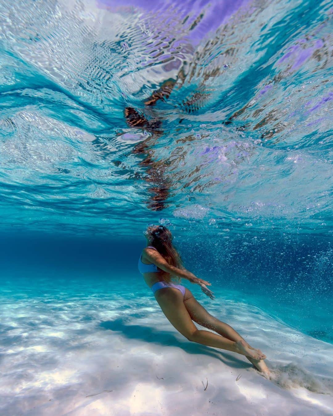 サシャ・カリスのインスタグラム：「There is no other silence like underwater solitude... Where is your quiet place? 💦 . . . Wearing @revolve .  #bahamas #travel #travelphotography #travelblogger #vacation #beautifulplaces #revolve #sheisnotlost #speechlessplaces #girlsborntotravel #passionpassport #tlpicks #dametraveler #shetravels #meettheworld #darlingescapes」