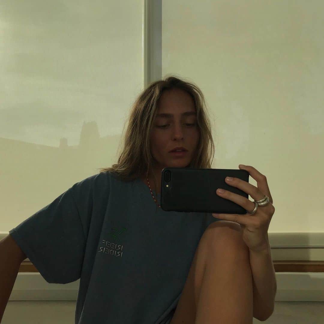 ベア・ハンソンのインスタグラム：「🌊🐝🍇🌻」