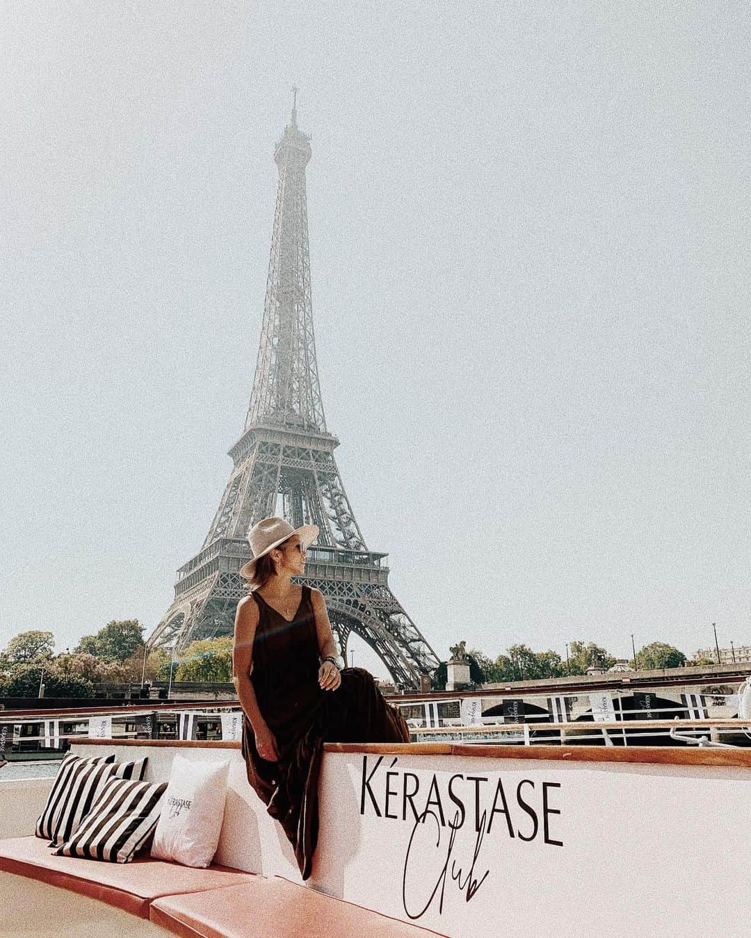 今井華さんのインスタグラム写真 - (今井華Instagram)「Eiffel tower 🍃 ここがベスポジでみんな並んで撮る撮る🤣✌🏽 タンクギャザーワンピ着てたらパリでもめちゃかわいーて言われて嬉しー✨✨ 実はね、、 今作ってるの！！！😍 新色 3色も引き連れて 来月！発売できることになりました😭👏🏽❤️ 本当にたっっっくさんの声をありがとうございます😭 あと少し楽しみにお待ちください！！ #margot #paris」6月27日 0時18分 - imaihana