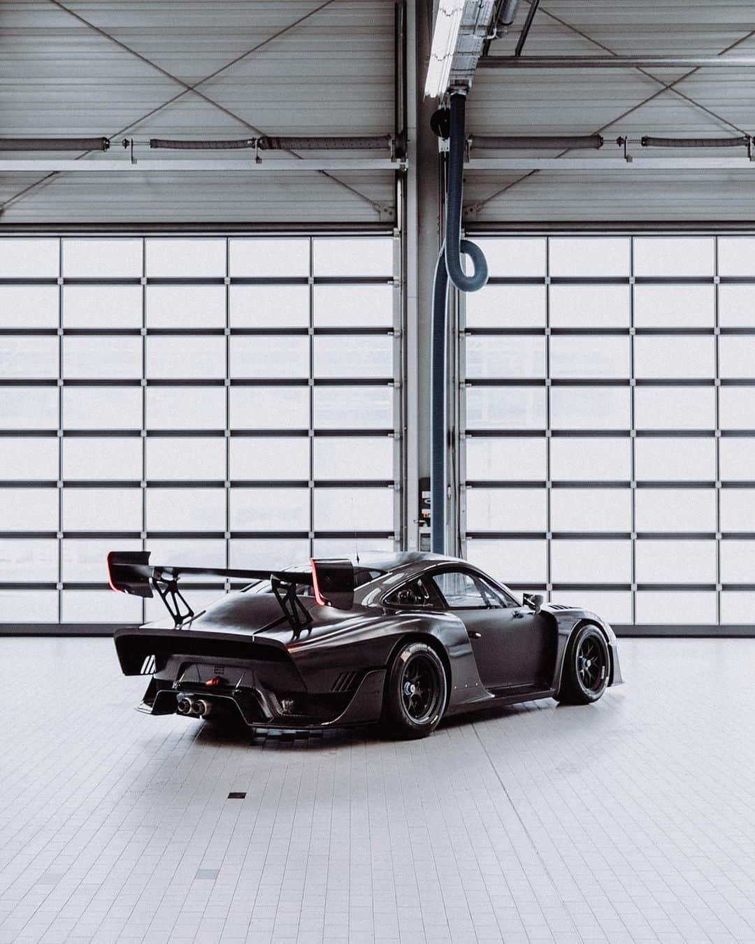 Porscheさんのインスタグラム写真 - (PorscheInstagram)「You’ve likely seen the Porsche 935 with its custom liveries, but have you seen under the race car’s skin? The regular steel and aluminium body of the GT2 RS based 935 has been replaced and supplemented by carbon-fibre composite parts (CFRP). The result: improved stability, and a weight of only 1,380 kg (approx). #Porsche #935 #PorscheMotorsport -- Combined fuel consumption in accordance with EU 6: 911 GT2 RS: 11,8 l/100 km; CO2 emissions: 269 g/km」6月27日 0時19分 - porsche