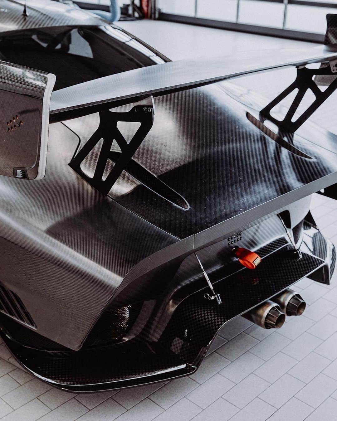 Porscheさんのインスタグラム写真 - (PorscheInstagram)「You’ve likely seen the Porsche 935 with its custom liveries, but have you seen under the race car’s skin? The regular steel and aluminium body of the GT2 RS based 935 has been replaced and supplemented by carbon-fibre composite parts (CFRP). The result: improved stability, and a weight of only 1,380 kg (approx). #Porsche #935 #PorscheMotorsport -- Combined fuel consumption in accordance with EU 6: 911 GT2 RS: 11,8 l/100 km; CO2 emissions: 269 g/km」6月27日 0時19分 - porsche