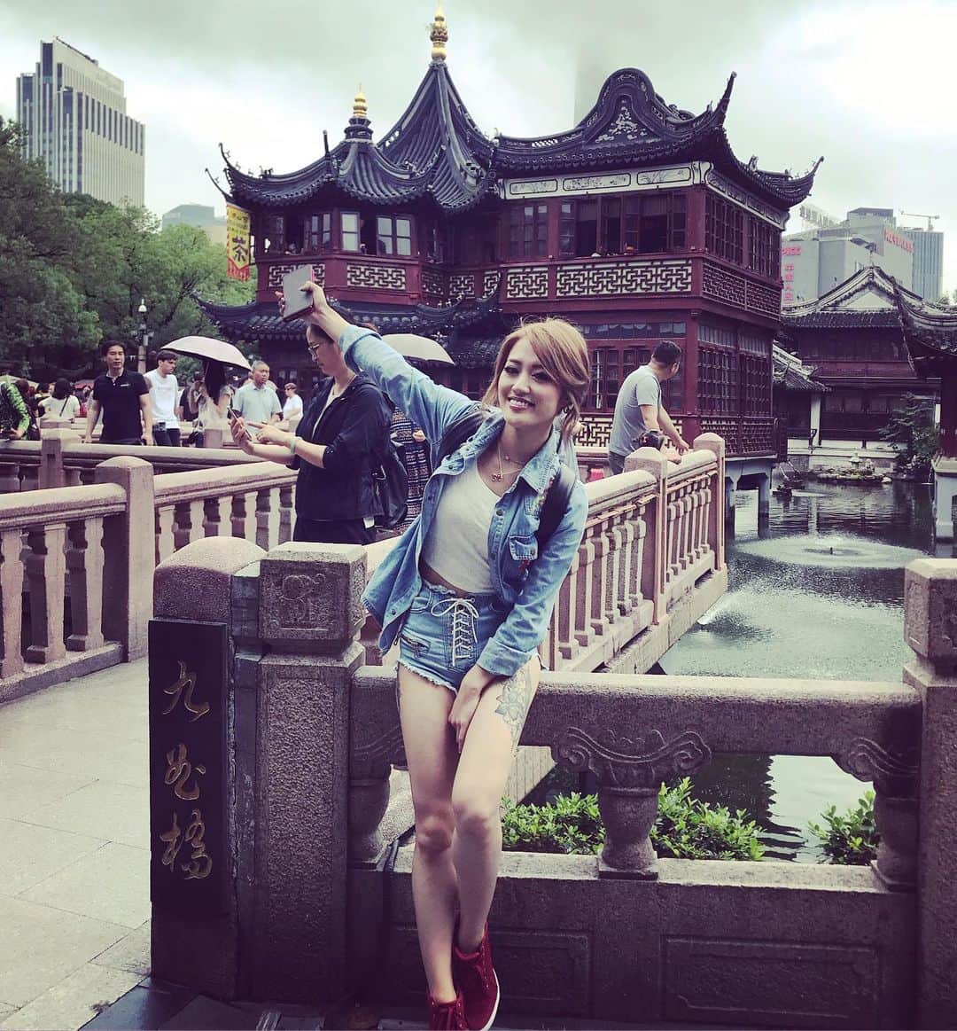鈴木涼美さんのインスタグラム写真 - (鈴木涼美Instagram)「Shanghai Baby!  上海・豫園。 Weiweiには、観光客ばっかりだし小籠包も高いよーと言われてたけど、初めてだしちょっと観に行ったよ。また日本と全然違う建築・庭園で、中華もカッコイイネ。次は夜のライトアップも見たいね〜。 #shanghai #yugarden #上海 #豫園 #豫園商城 #shanghaitrip #china #tokyogirlsinshanghai #上海旅行 #shanghaibaby #上海ベイビー」6月27日 0時20分 - suzumisuzuki