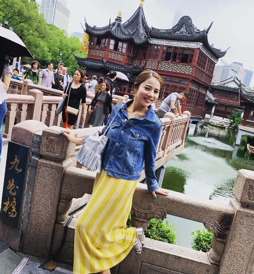 鈴木涼美さんのインスタグラム写真 - (鈴木涼美Instagram)「Shanghai Baby!  上海・豫園。 Weiweiには、観光客ばっかりだし小籠包も高いよーと言われてたけど、初めてだしちょっと観に行ったよ。また日本と全然違う建築・庭園で、中華もカッコイイネ。次は夜のライトアップも見たいね〜。 #shanghai #yugarden #上海 #豫園 #豫園商城 #shanghaitrip #china #tokyogirlsinshanghai #上海旅行 #shanghaibaby #上海ベイビー」6月27日 0時20分 - suzumisuzuki