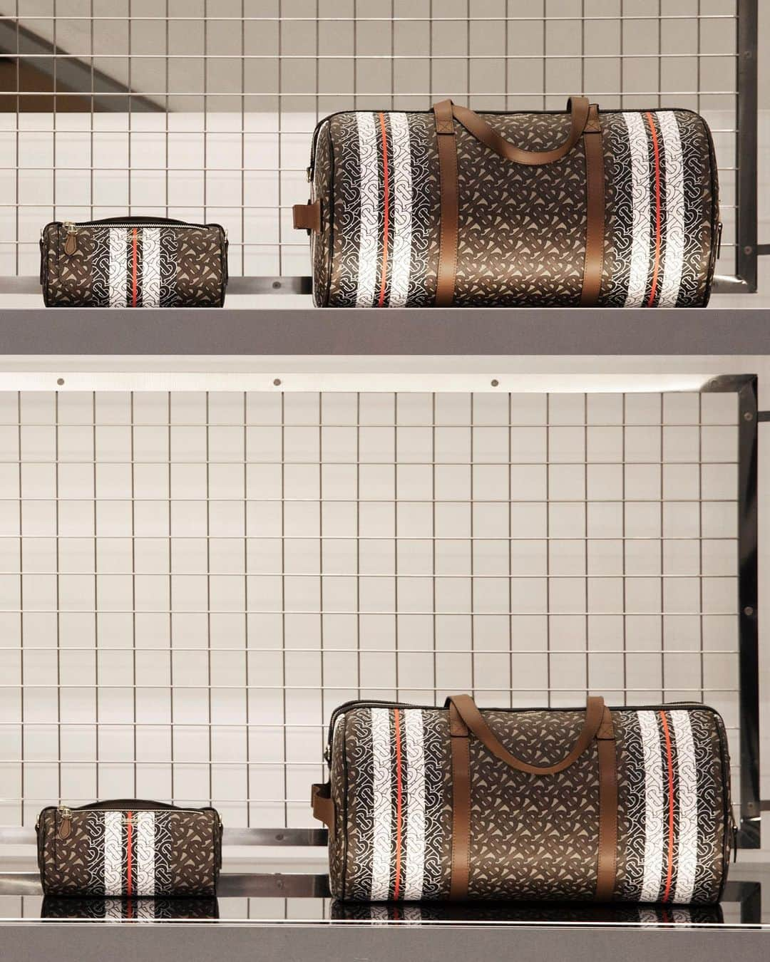 Burberryさんのインスタグラム写真 - (BurberryInstagram)「The Monogram Stripe Barrel Bag . Our striking #ThomasBurberryMonogram stripe elevates a versatile bag shape in new proportions – crafted in our new environmentally conscious e-canvas . #TBRT」6月27日 0時24分 - burberry