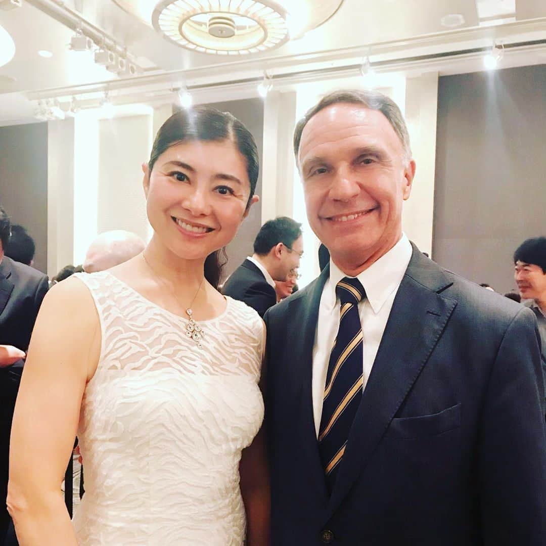 間々田佳子のインスタグラム：「先日あるパーティーで アルゼンチン大使🇦🇷とお会いしました💕 私の顔ヨガをJAPAN times で見たことがあるそうで…。 いつかブエノスで活動するときは、ご協力をお願いしょうっと❣️😆 口角がキュッと上がっていらっしゃる。 とても紳士でステキな方でした。  #間々田佳子 #yogadecara」