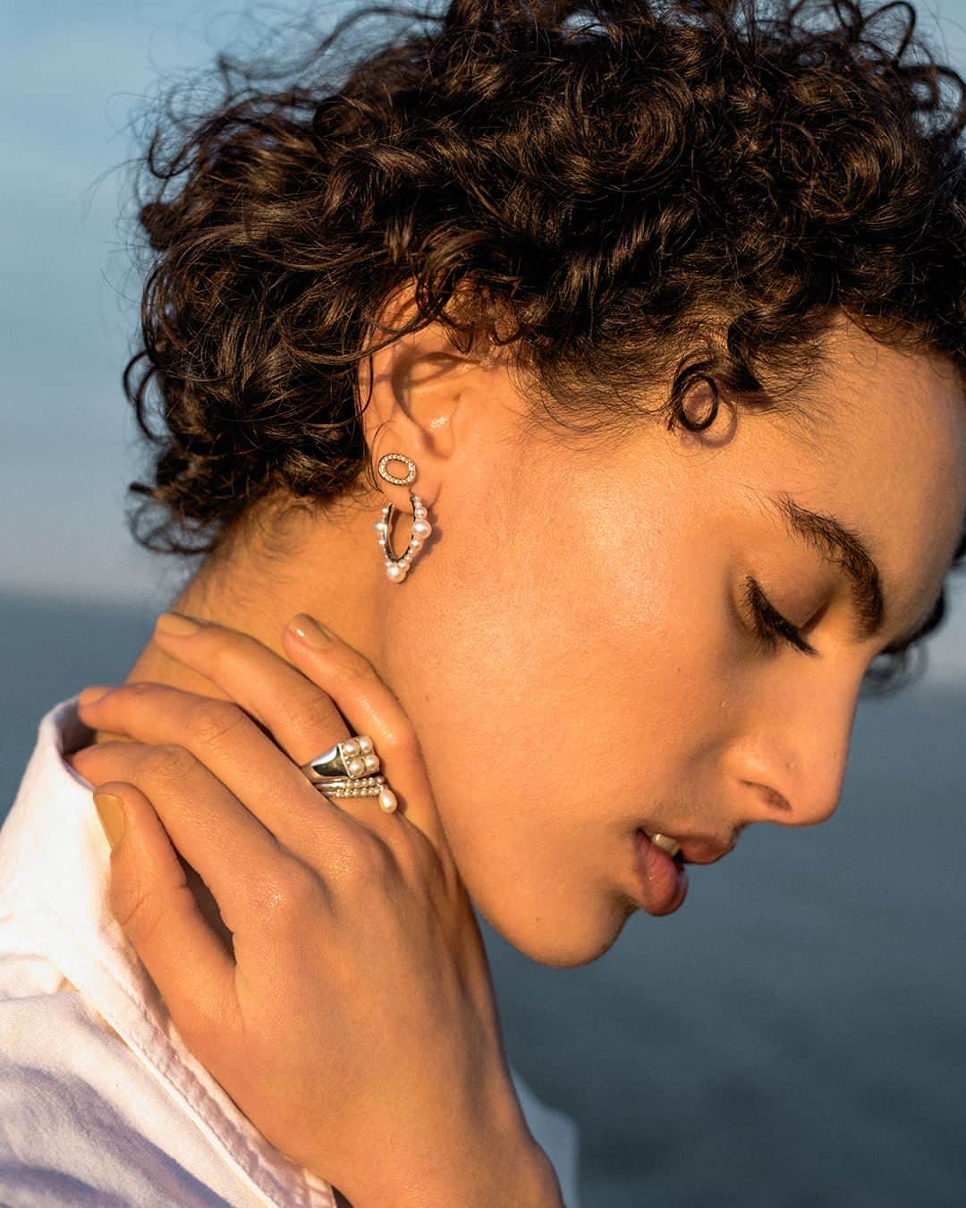 のインスタグラム：「Golden hour in our Orbs hoop and Ovals gold stud |  Pair with the Orbs signet ring for maximum glow.  #LinksOrbs #PearlsReborn」