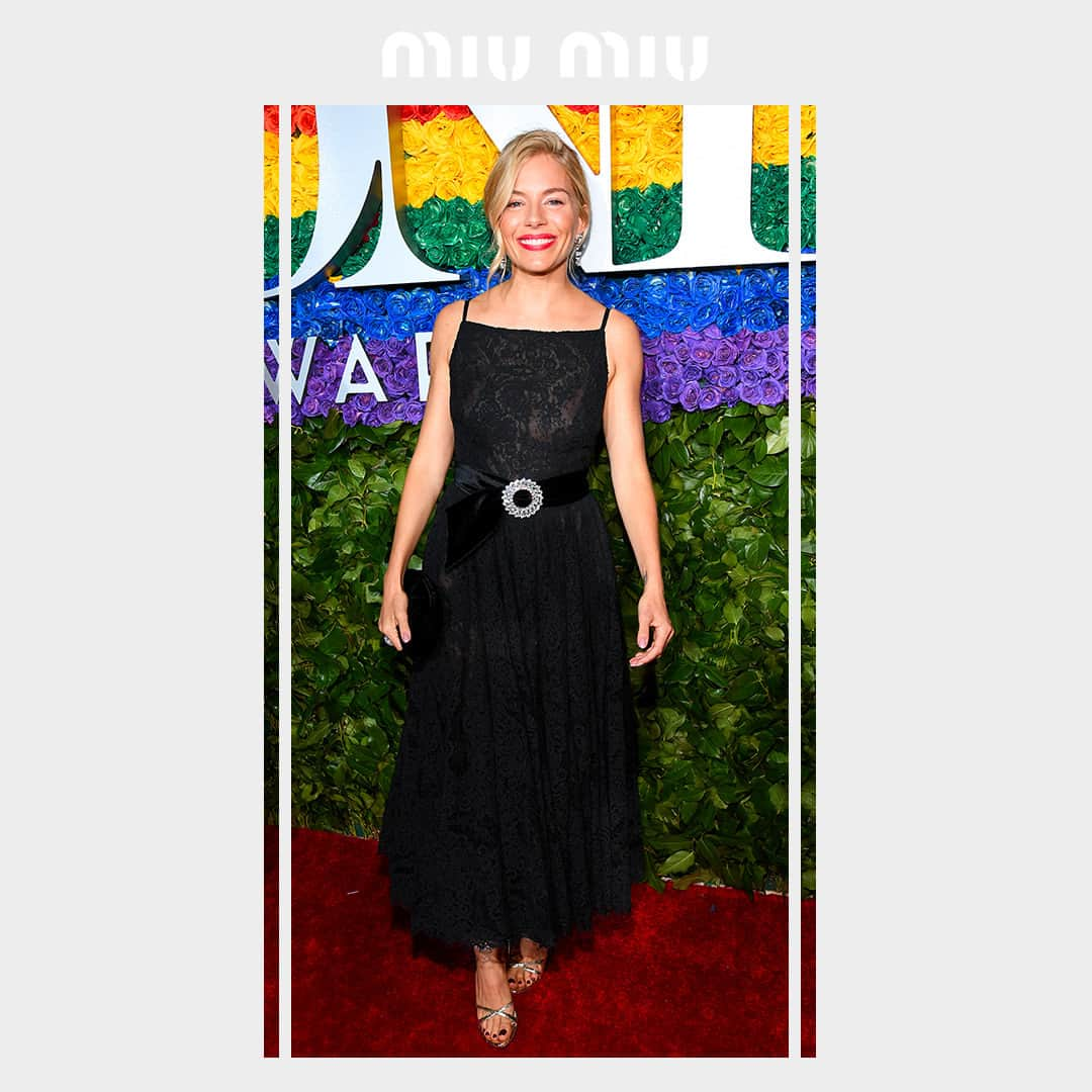 Miu Miuさんのインスタグラム写真 - (Miu MiuInstagram)「#SiennaMiller wore a #MiuMiu cocktail black lace dress with black velvet belt with Swarovski crystals details while attending 73rd Annual Tony Awards at Radio City Music Hall in New York.  #MiuMiuCelebrities」6月27日 0時30分 - miumiu